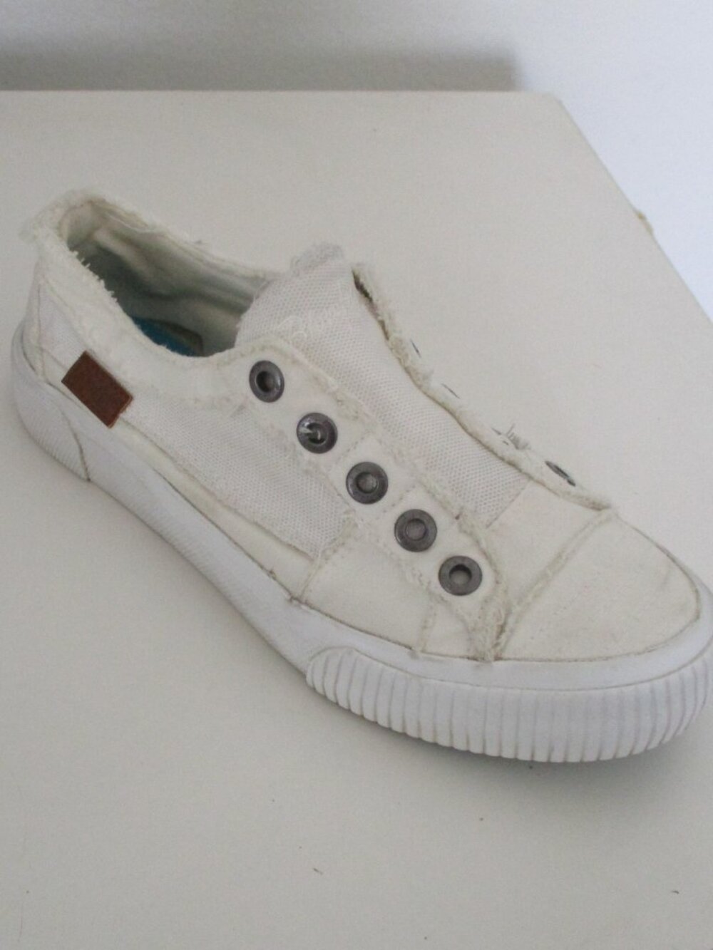 Blowfish Malibu Womens White Cotton Canvas Flat Casual Sneaker - Size 8.5M